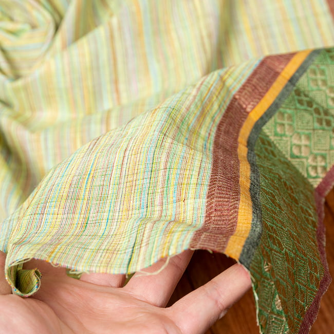 〔1m単位切り売り〕南インドのハーフボーダーコットンクロス〔幅約108cm〕 - グリーン 5 - 生地の拡大写真です。とても良い風合いです。