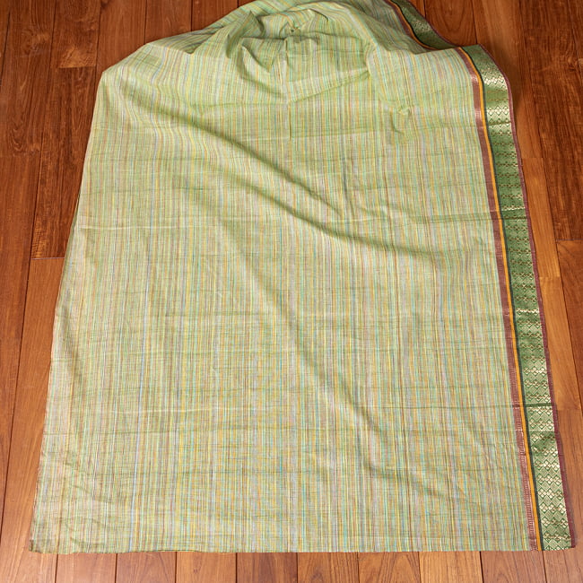〔1m単位切り売り〕南インドのハーフボーダーコットンクロス〔幅約108cm〕 - グリーン 6 - 生地を広げてみたところです。横幅もしっかりあります。注文個数に応じた長さにカットしてお送りいたします。