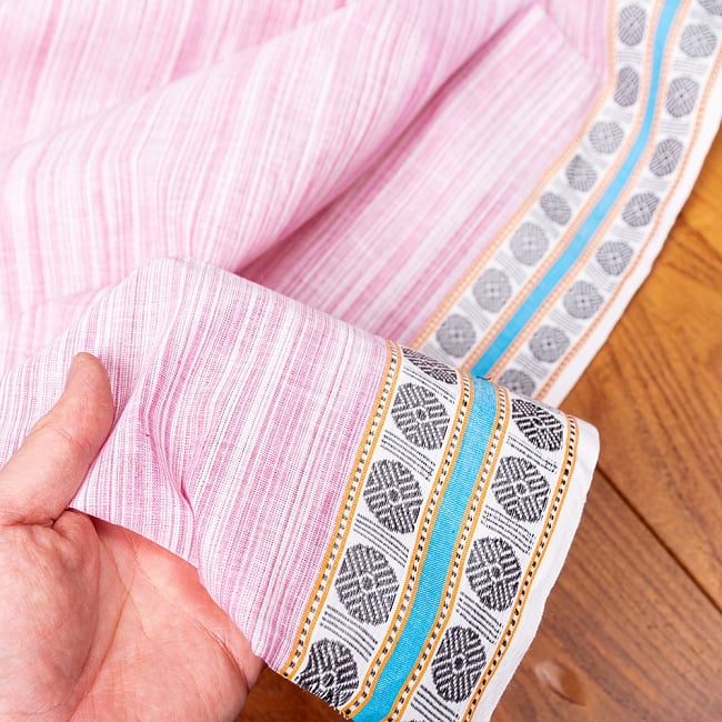 〔1m単位切り売り〕南インドのハーフボーダーコットンクロス〔幅約110cm〕 - ピンク 5 - 生地の拡大写真です。とても良い風合いです。