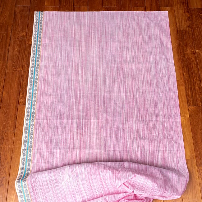 〔1m単位切り売り〕南インドのハーフボーダーコットンクロス〔幅約110cm〕 - ピンク 6 - 生地を広げてみたところです。横幅もしっかりあります。注文個数に応じた長さにカットしてお送りいたします。
