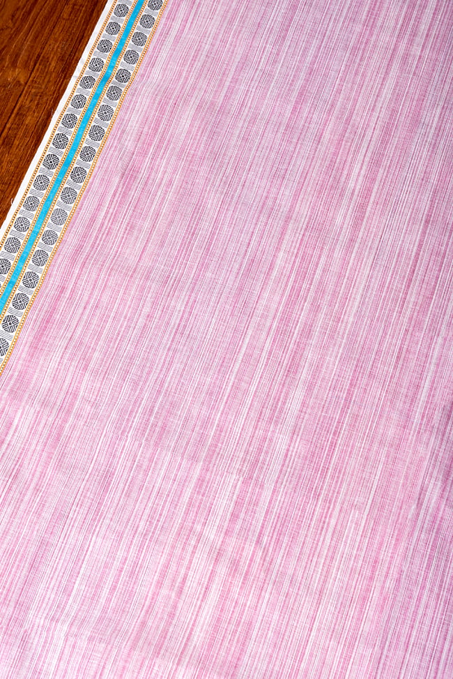 〔1m切り売り〕南インドのハーフボーダーコットンクロス〔幅約110cm〕 - ピンクの写真1枚目です。インドらしい味わいのある布地です。切り売り,量り売り布,アジア布 量り売り,手芸,裁縫,生地,アジアン,ファブリック,ブロケード