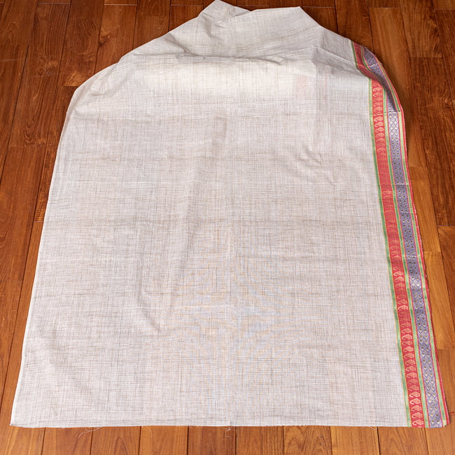 〔1m切り売り〕南インドのハーフボーダーコットンクロス〔幅約111cm〕 - 赤・青紫系刺繍 6 - 生地を広げてみたところです。横幅もしっかりあります。注文個数に応じた長さにカットしてお送りいたします。
