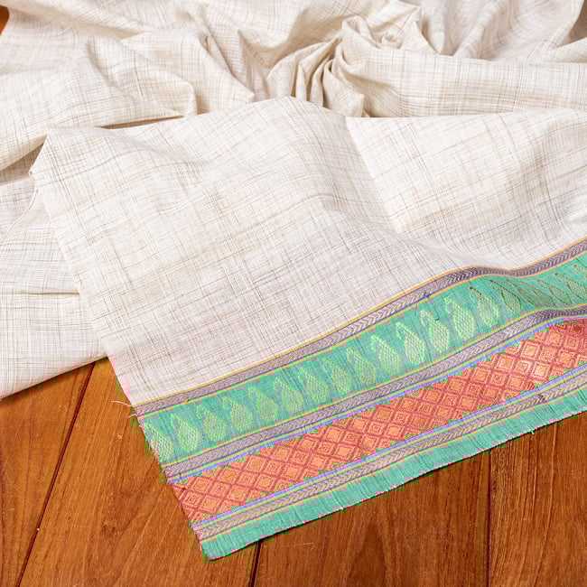 〔1m単位切り売り〕南インドのハーフボーダーコットンクロス〔幅約109cm〕 - 青緑・赤系刺繍の商品写真 4枚目 インドならではの布ですね。