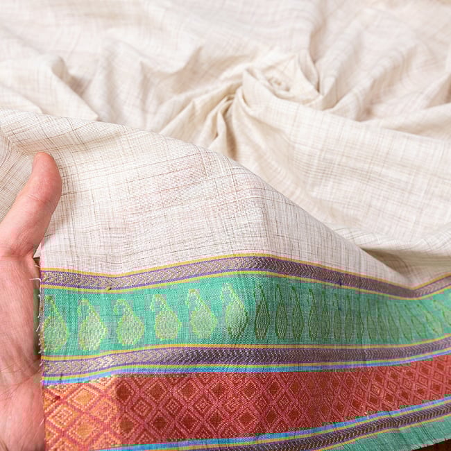 〔1m単位切り売り〕南インドのハーフボーダーコットンクロス〔幅約109cm〕 - 青緑・赤系刺繍の商品写真 5枚目 生地の拡大写真です。とても良い風合いです。