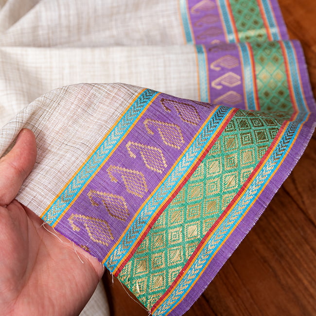 〔1m単位切り売り〕南インドのハーフボーダーコットンクロス〔幅約110.5cm〕 - 紫・緑系刺繍 5 - 生地の拡大写真です。とても良い風合いです。