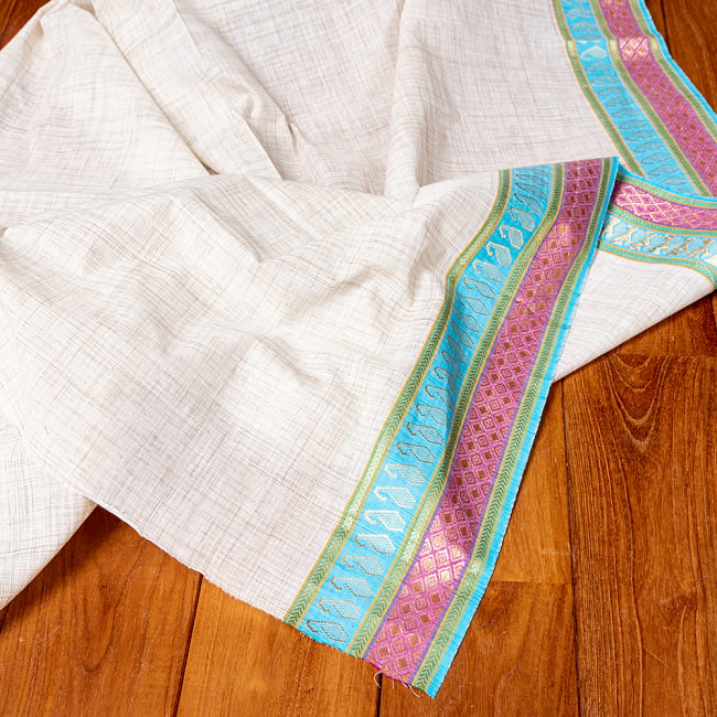 〔1m切り売り〕南インドのハーフボーダーコットンクロス〔幅約111cm〕 - 水色・マゼンタ系刺繍 4 - インドならではの布ですね。
