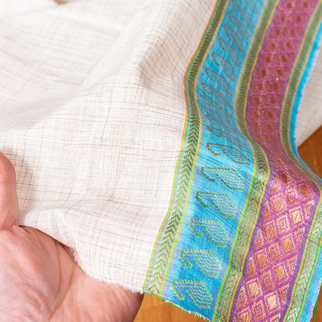 〔1m単位切り売り〕南インドのハーフボーダーコットンクロス〔幅約111cm〕 - 水色・マゼンタ系刺繍 5 - 生地の拡大写真です。とても良い風合いです。