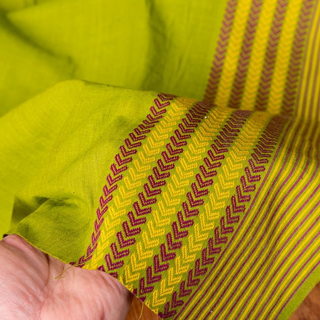 〔1m単位切り売り〕南インドのハーフボーダーコットンクロス〔幅約108cm〕 - グリーン 5 - 生地の拡大写真です。とても良い風合いです。