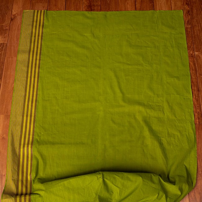 〔1m単位切り売り〕南インドのハーフボーダーコットンクロス〔幅約108cm〕 - グリーン 6 - 生地を広げてみたところです。横幅もしっかりあります。注文個数に応じた長さにカットしてお送りいたします。