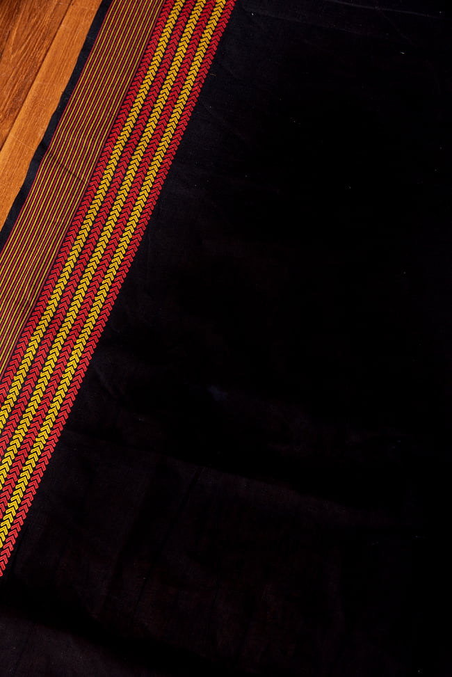 〔1m単位切り売り〕南インドのハーフボーダーコットンクロス〔幅約106cm〕 - ブラック 2 - とても素敵な雰囲気です