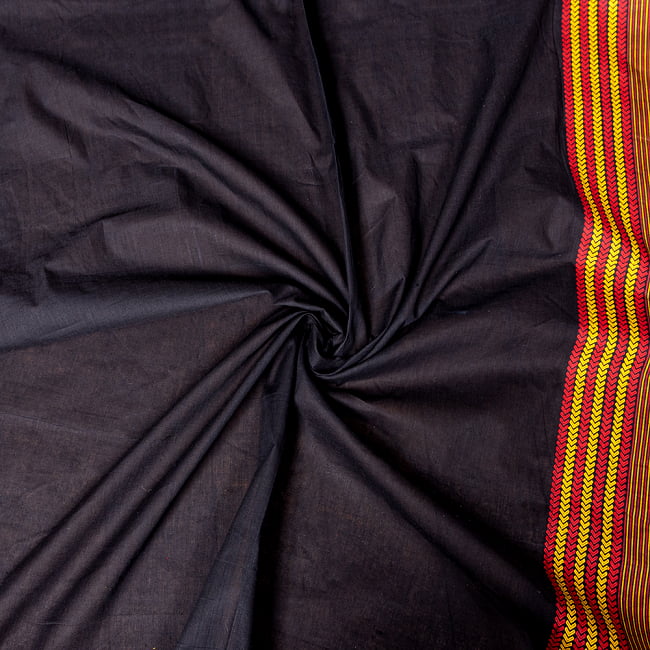 〔1m切り売り〕南インドのハーフボーダーコットンクロス〔幅約106cm〕 - ブラック 4 - インドならではの布ですね。
