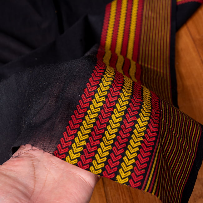 〔1m単位切り売り〕南インドのハーフボーダーコットンクロス〔幅約106cm〕 - ブラック 5 - 生地の拡大写真です。とても良い風合いです。