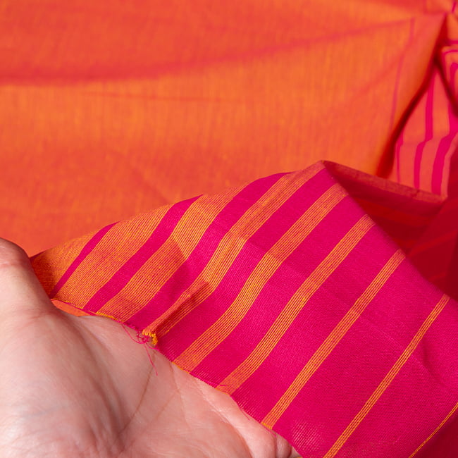 〔1m切り売り〕南インドのバイカラーセンターストライプ布〔幅約108.5cm〕 - オレンジ×ピンク 5 - 生地の拡大写真です。とても良い風合いです。