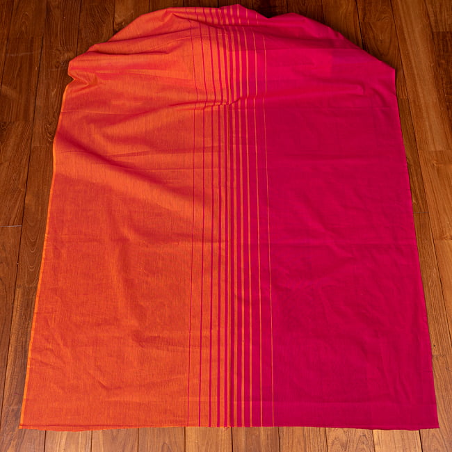 〔1m切り売り〕南インドのバイカラーセンターストライプ布〔幅約108.5cm〕 - オレンジ×ピンク 6 - 生地を広げてみたところです。横幅もしっかりあります。注文個数に応じた長さにカットしてお送りいたします。