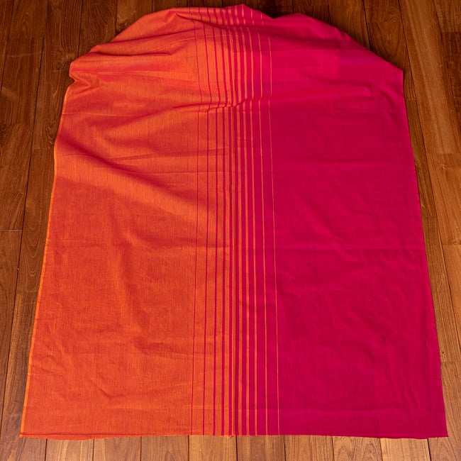 〔1m単位切り売り〕南インドのバイカラーセンターストライプ布〔幅約108.5cm〕 - オレンジ×ピンク 6 - 生地を広げてみたところです。横幅もしっかりあります。注文個数に応じた長さにカットしてお送りいたします。