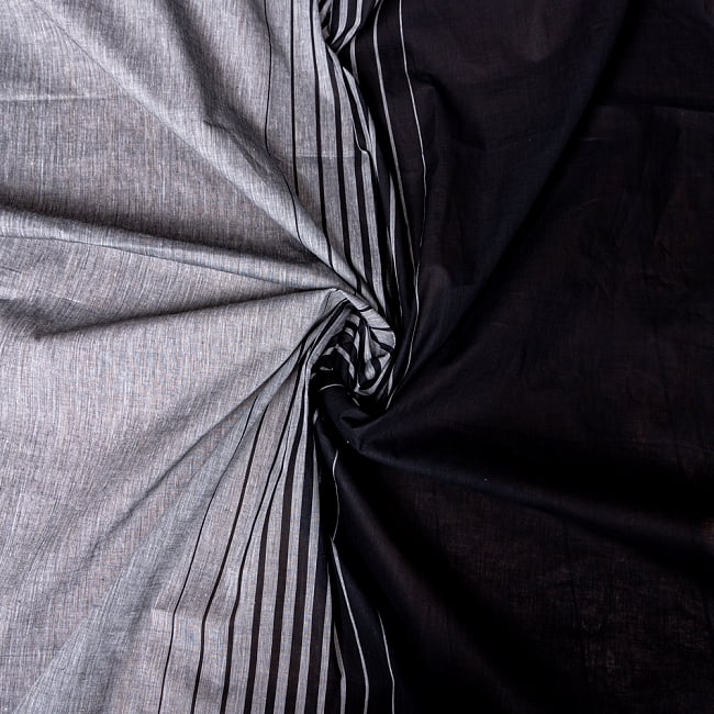 〔1m切り売り〕南インドのバイカラーセンターストライプ布〔幅約108cm〕 - ブラック×グレーの写真1枚目です。インドらしい味わいのある布地です。格子模様,切り売り,量り売り布,アジア布 量り売り,手芸,裁縫,生地,アジアン,ファブリック
