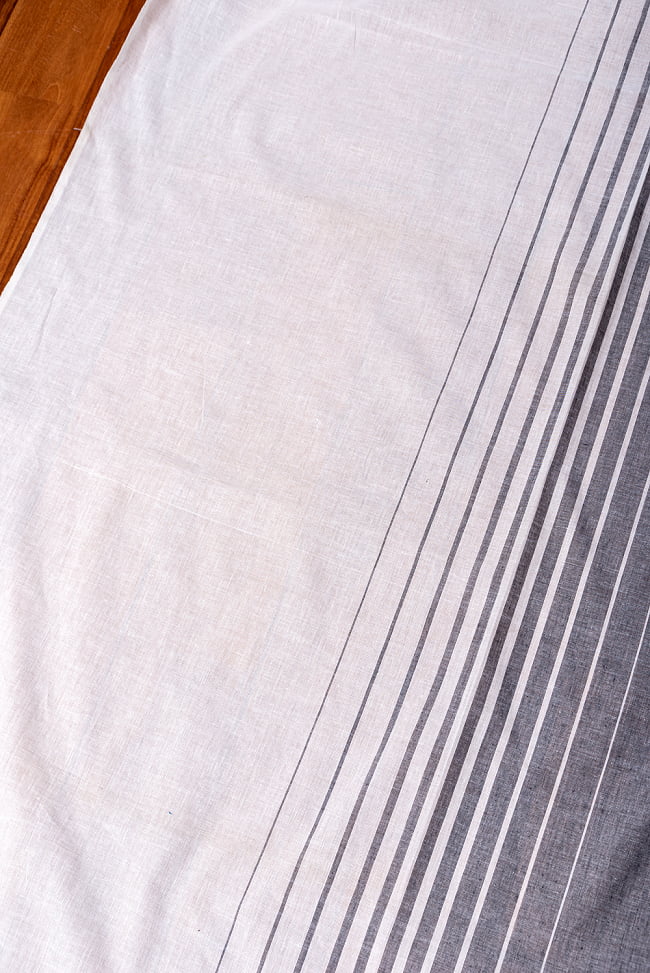 〔1m切り売り〕南インドのバイカラーセンターストライプ布〔幅約109cm〕 - ホワイト×グレー 2 - とても素敵な雰囲気です