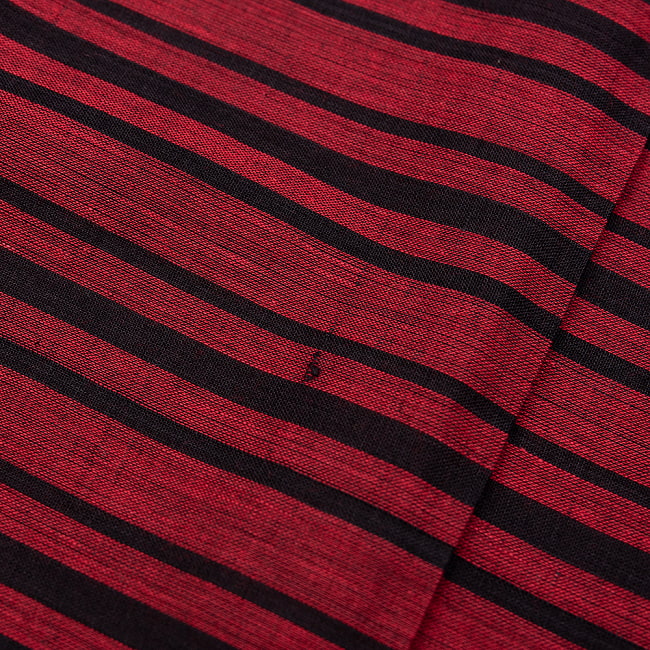 【インド品質】 〔1m切り売り〕南インドのストライプ布〔幅約109.5cm〕 - 赤×黒系 10 - 傷例　このような傷がたまにあります