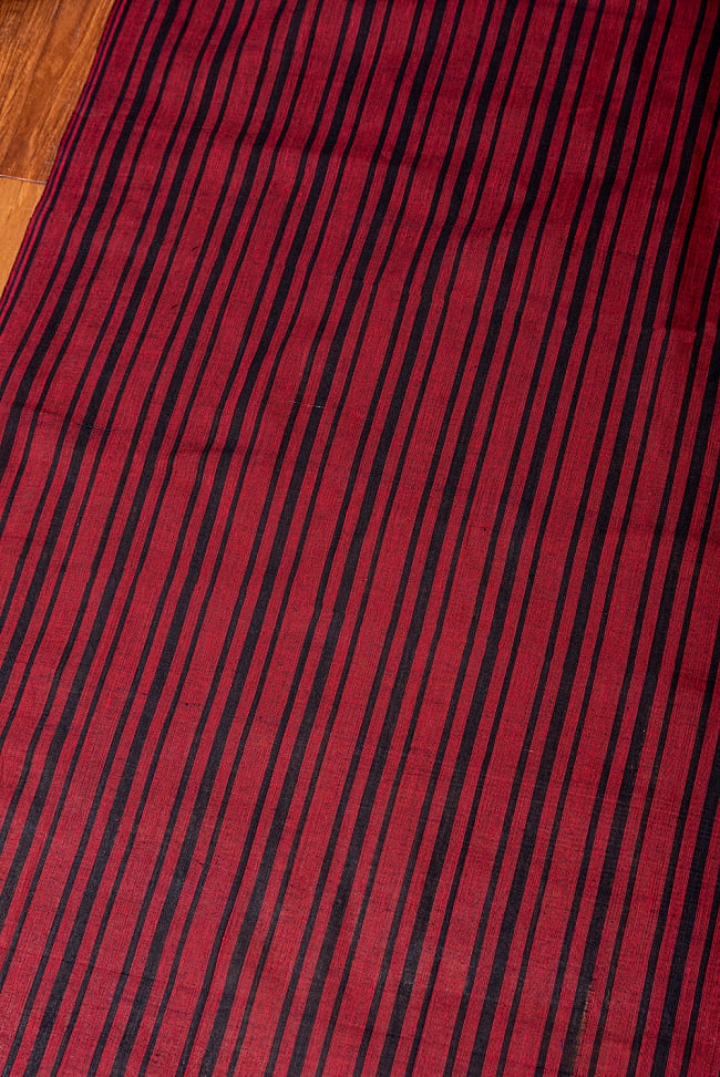 【インド品質】 〔1m切り売り〕南インドのストライプ布〔幅約109.5cm〕 - 赤×黒系 2 - とても素敵な雰囲気です