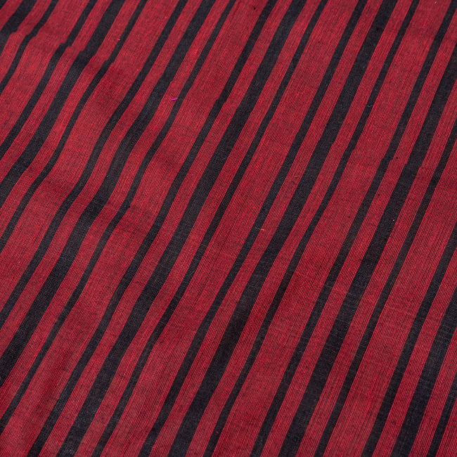 【インド品質】 〔1m切り売り〕南インドのストライプ布〔幅約109.5cm〕 - 赤×黒系 3 - 1mの長さごとにご購入いただけます。