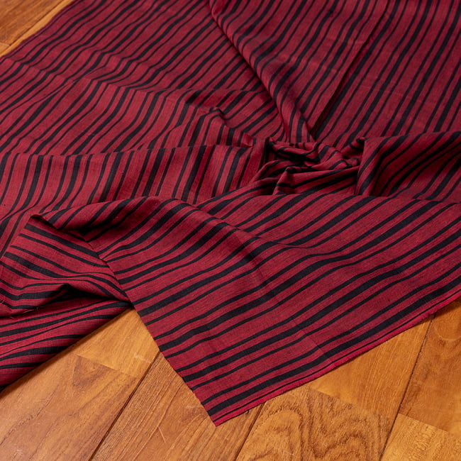【インド品質】 〔1m切り売り〕南インドのストライプ布〔幅約109.5cm〕 - 赤×黒系 4 - インドならではの布ですね。