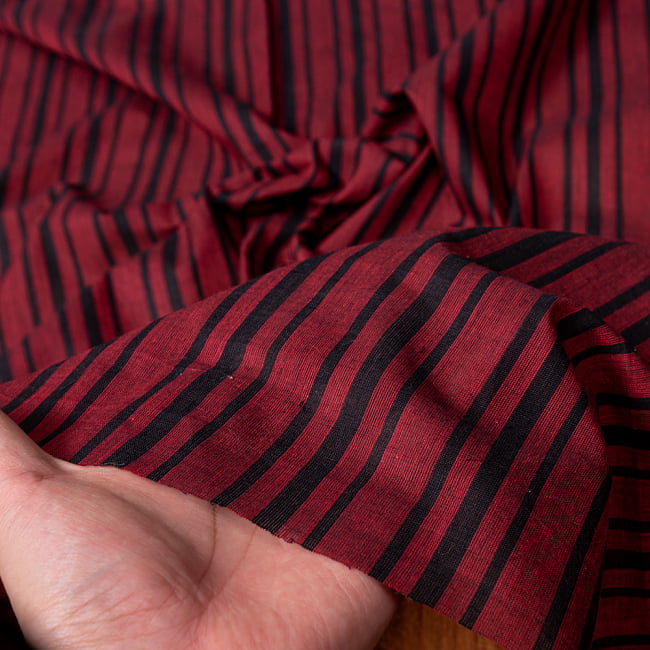 【インド品質】 〔1m切り売り〕南インドのストライプ布〔幅約109.5cm〕 - 赤×黒系 5 - 生地の拡大写真です。とても良い風合いです。