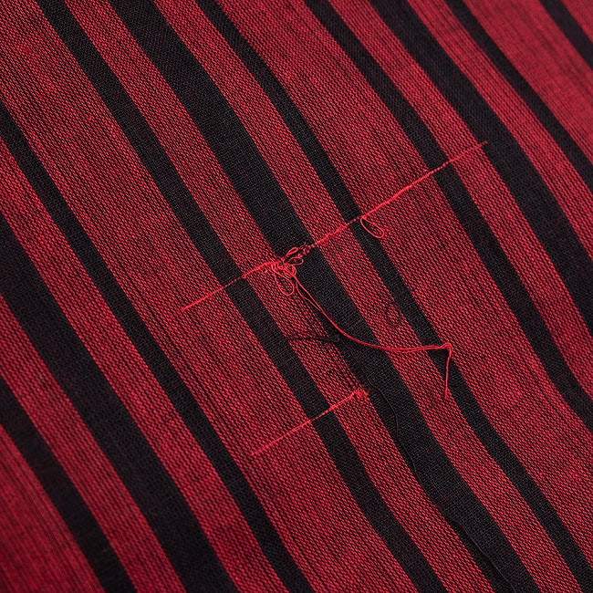 【インド品質】 〔1m切り売り〕南インドのストライプ布〔幅約109.5cm〕 - 赤×黒系 9 - 傷例　このような傷がたまにあります