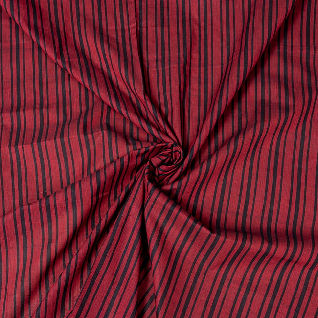 【インド品質】 〔1m切り売り〕南インドのストライプ布〔幅約109.5cm〕 - 赤×黒系の写真1枚目です。インドらしい味わいのある布地です。切り売り,量り売り布,アジア布 量り売り,手芸,裁縫,生地,アジアン,ファブリック,ボーダー,しま模様