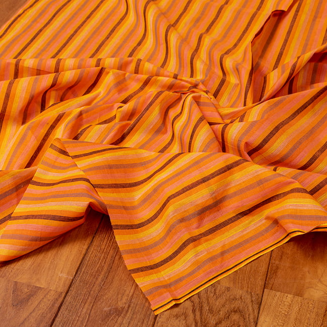 〔1m切り売り〕南インドのストライプ布〔幅約110.5cm〕 - オレンジ系 4 - インドならではの布ですね。