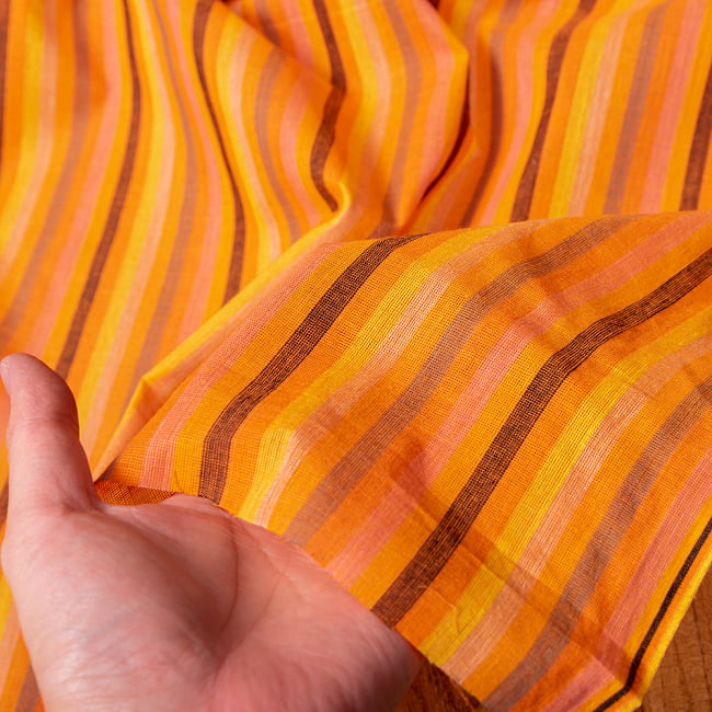 〔1m切り売り〕南インドのストライプ布〔幅約110.5cm〕 - オレンジ系 5 - 生地の拡大写真です。とても良い風合いです。
