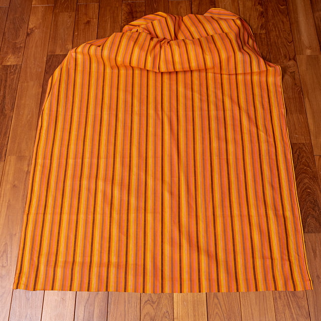 〔1m切り売り〕南インドのストライプ布〔幅約110.5cm〕 - オレンジ系 6 - 生地を広げてみたところです。横幅もしっかりあります。注文個数に応じた長さにカットしてお送りいたします。