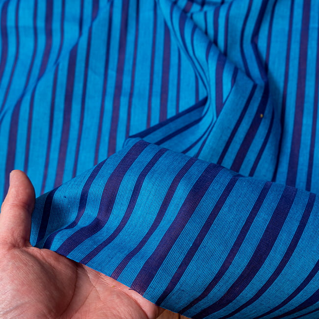 〔1m切り売り〕南インドのストライプ布〔幅約110cm〕 - ブルー系 5 - 生地の拡大写真です。とても良い風合いです。