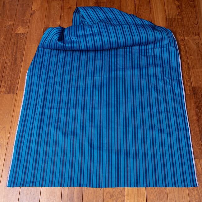 〔1m切り売り〕南インドのストライプ布〔幅約110cm〕 - ブルー系 6 - 生地を広げてみたところです。横幅もしっかりあります。注文個数に応じた長さにカットしてお送りいたします。