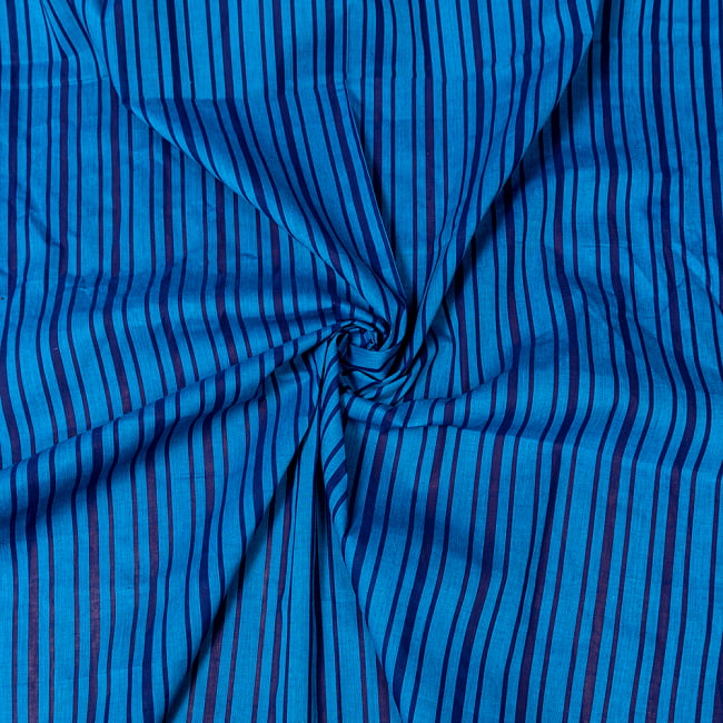 〔1m切り売り〕南インドのストライプ布〔幅約110cm〕 - ブルー系の写真1枚目です。インドらしい味わいのある布地です。切り売り,量り売り布,アジア布 量り売り,手芸,裁縫,生地,アジアン,ファブリック,ボーダー,しま模様