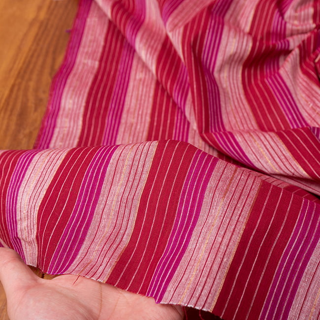 〔1m切り売り〕南インドのストライプ布〔幅約111cm〕 - 赤×ピンク×白系 5 - 生地の拡大写真です。とても良い風合いです。