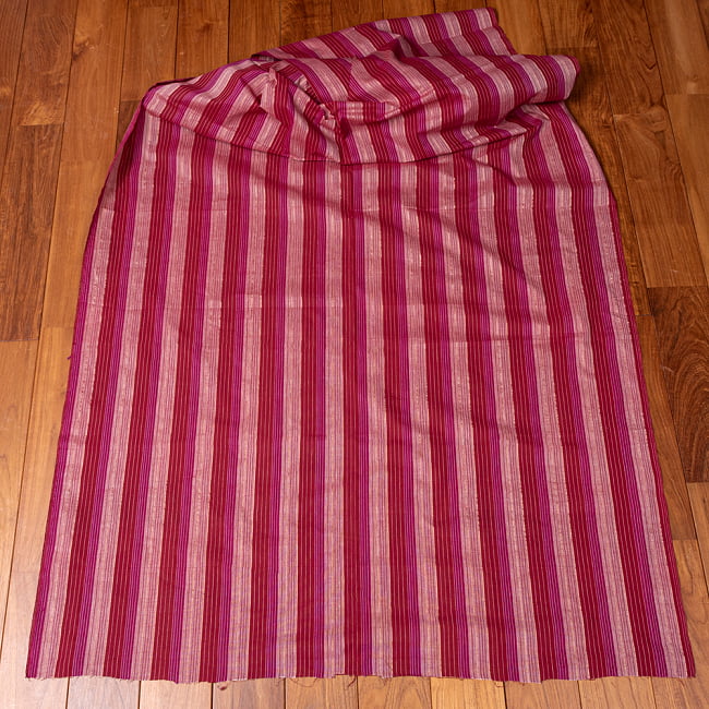 〔1m切り売り〕南インドのストライプ布〔幅約111cm〕 - 赤×ピンク×白系 6 - 生地を広げてみたところです。横幅もしっかりあります。注文個数に応じた長さにカットしてお送りいたします。