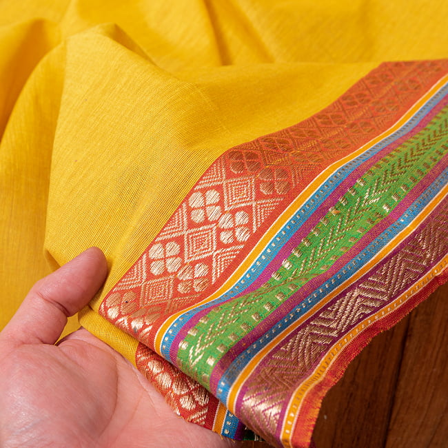 南インドのハーフボーダー・シンプル・コットン布〔幅約110cm〕 - オレンジ系の商品写真 5枚目 生地の拡大写真です。とても良い風合いです。