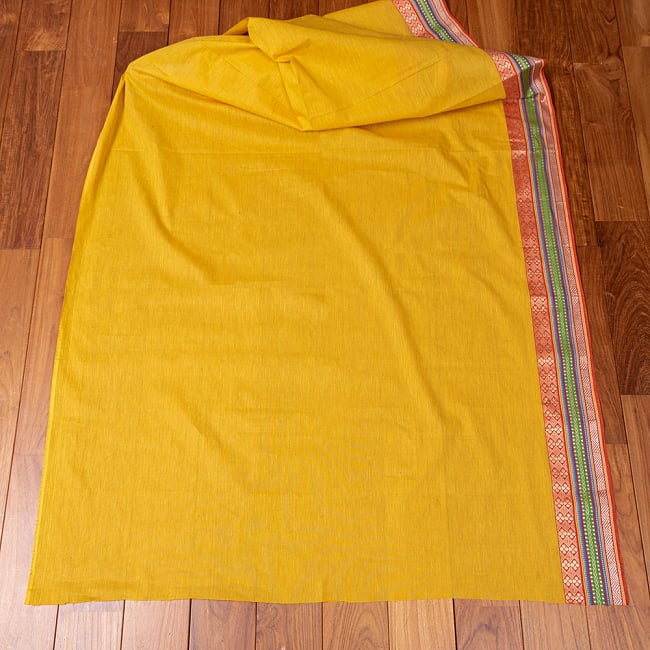 南インドのハーフボーダー・シンプル・コットン布〔幅約110cm〕 - オレンジ系の商品写真 6枚目 生地を広げてみたところです。横幅もしっかりあります。注文個数に応じた長さにカットしてお送りいたします。