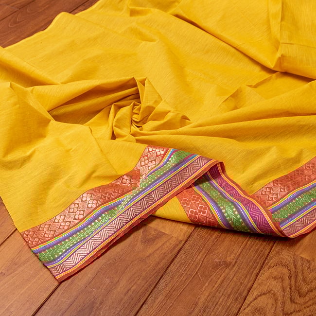 南インドのハーフボーダー・シンプル・コットン布〔幅約110cm〕 - オレンジ系の商品写真 1枚目 インドらしい味わいのある布地です。