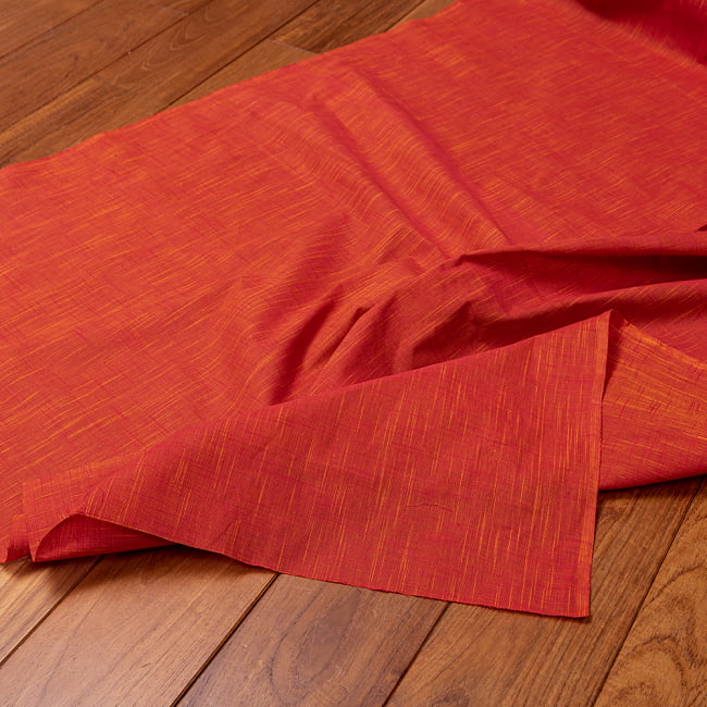 〔1m切り売り〕インドのシンプル無地コットン布〔幅約110cm〕 - ブラッドオレンジ系 4 - インドならではの布ですね。