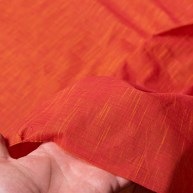 〔1m切り売り〕インドのシンプル無地コットン布〔幅約110cm〕 - ブラッドオレンジ系 5 - 生地の拡大写真です。とても良い風合いです。