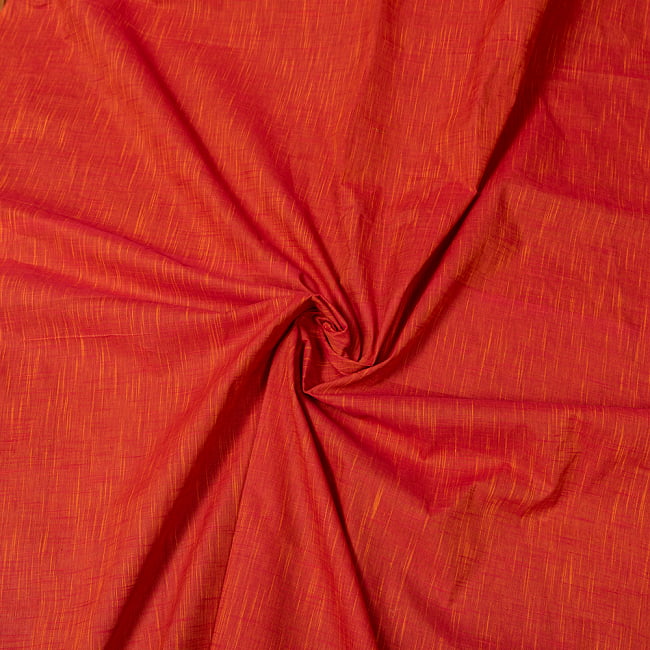 〔1m切り売り〕インドのシンプル無地コットン布〔幅約110cm〕 - ブラッドオレンジ系の写真1枚目です。インドらしい味わいのある布地です。格子模様,切り売り,量り売り布,アジア布 量り売り,手芸,裁縫,生地,アジアン,ファブリック