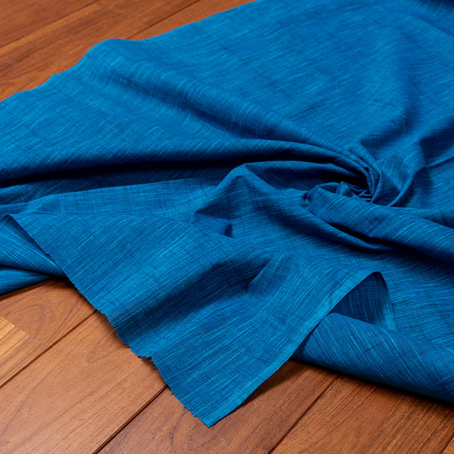 〔1m切り売り〕インドのシンプル無地コットン布〔幅約108cm〕 - ブルー系 4 - インドならではの布ですね。