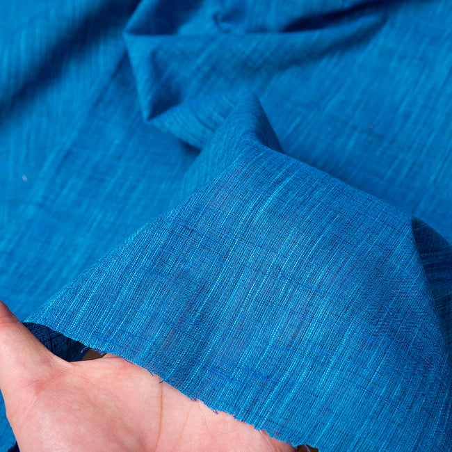 〔1m切り売り〕インドのシンプル無地コットン布〔幅約108cm〕 - ブルー系 5 - 生地の拡大写真です。とても良い風合いです。