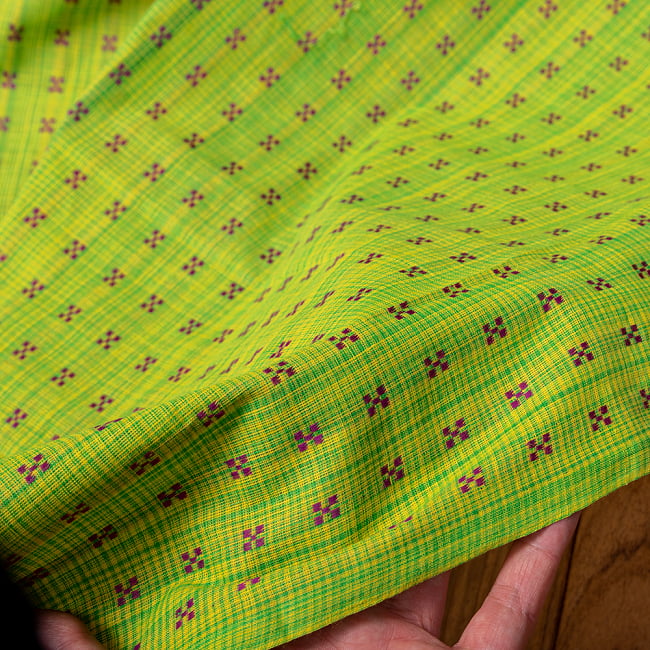 〔1m切り売り〕インドのシンプルドット模様のコットン布〔幅約112cm〕 - グリーン系 5 - 生地の拡大写真です。とても良い風合いです。