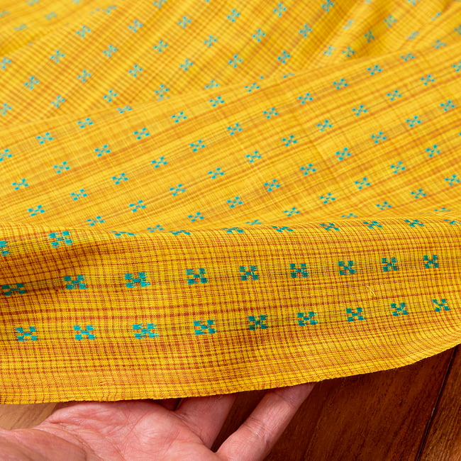 〔1m単位切り売り〕インドのシンプルドット模様のコットン布〔幅約109cm〕 - イエロー系 5 - 生地の拡大写真です。とても良い風合いです。