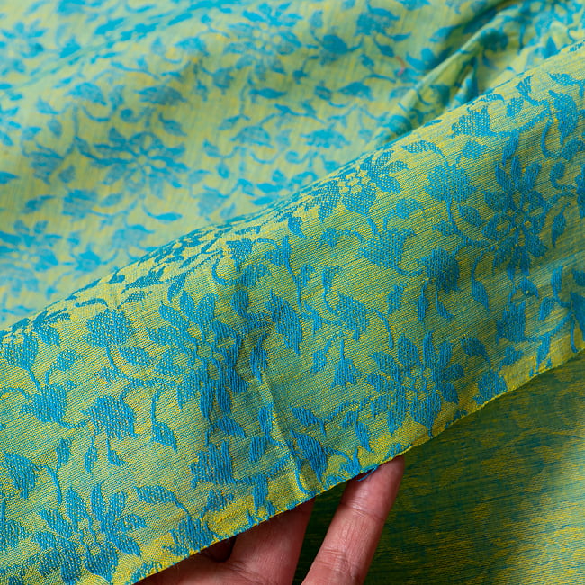 〔1m切り売り〕インドの更紗刺繍コットン布〔幅約109cm〕 - ブルー×イエロー系 5 - 生地の拡大写真です。とても良い風合いです。