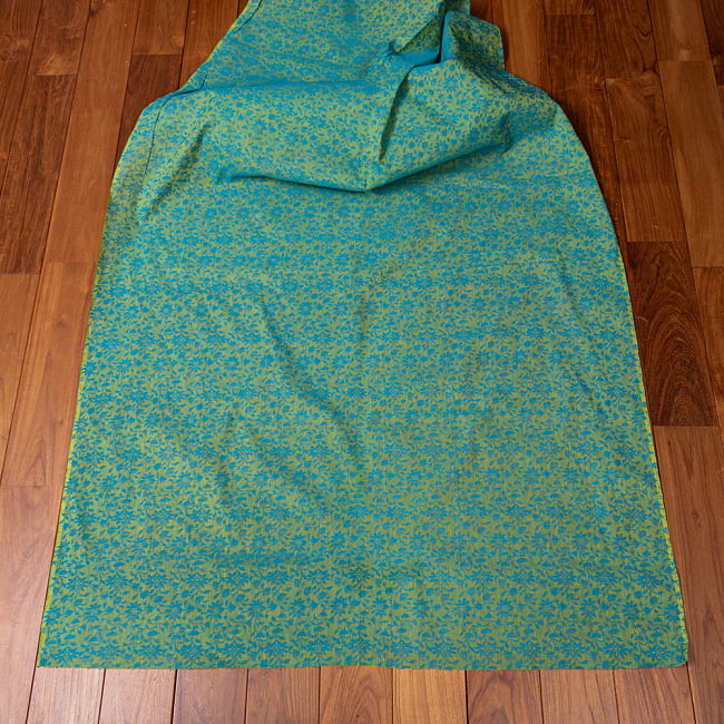 〔1m切り売り〕インドの更紗刺繍コットン布〔幅約109cm〕 - ブルー×イエロー系 6 - 生地を広げてみたところです。横幅もしっかりあります。注文個数に応じた長さにカットしてお送りいたします。