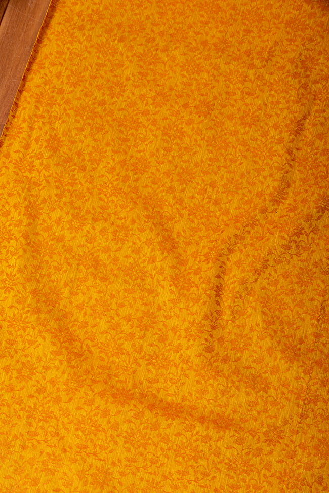 〔1m切り売り〕インドの更紗刺繍コットン布〔幅約109cm〕 - イエロー×オレンジ系 2 - とても素敵な雰囲気です