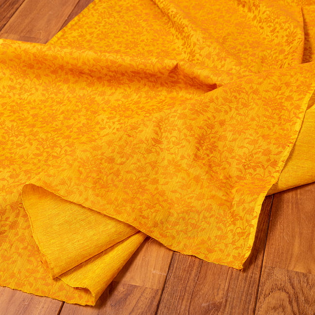 〔1m切り売り〕インドの更紗刺繍コットン布〔幅約109cm〕 - イエロー×オレンジ系 4 - インドならではの布ですね。